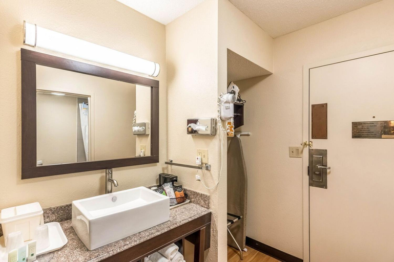 Bathroom 4, Colby Inn and Suites, Thomas