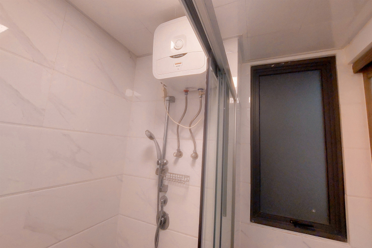 Bathroom 5, Comfort and Serene 2BR Apartment at Sky House BSD By Travelio, Tangerang Selatan