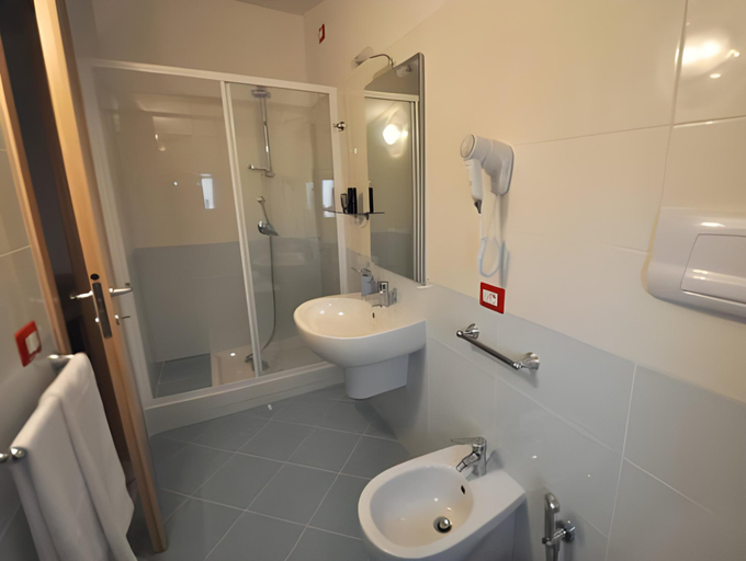 Bathroom 5, Victoria Resort, Salerno