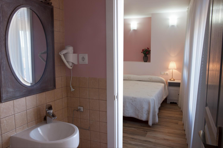 Bedroom 2, Hotel Valdelinares (Soria), Soria