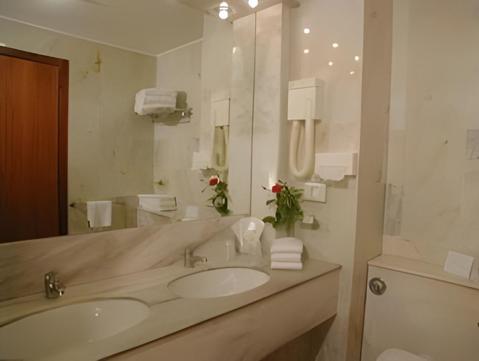 Bathroom 5, Poiano Garda Resort Hotel, Verona