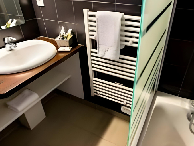 Bathroom 2, Residence Vacanceole - Le Domaine des Monedieres, Corrèze