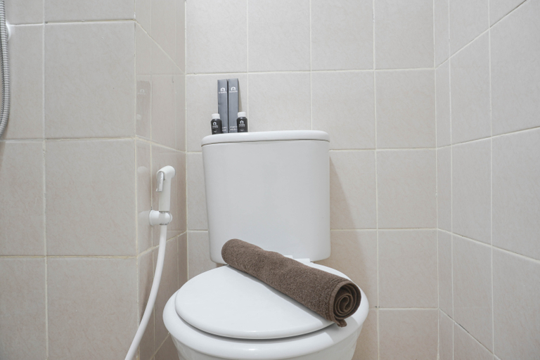 Bathroom 5, Homey and Minimalist 2BR at Podomoro Golf View Apartment By Travelio, Bogor
