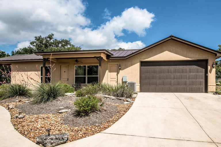 Century Oak House, Comal