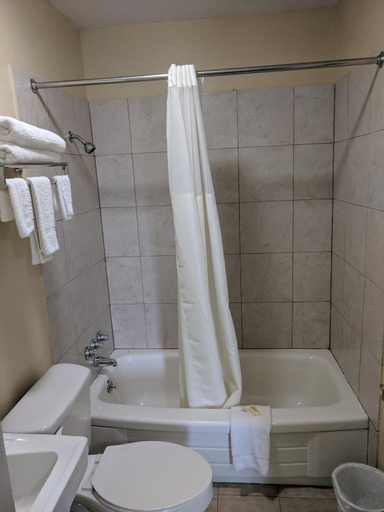 Bathroom, Benton Inn, Marshall