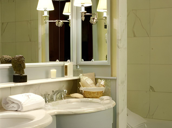 Bathroom 5, Grand Hotel des Alpes, Haute-Savoie
