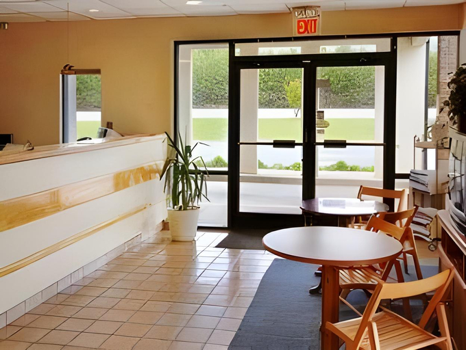 Public Area 2, Columbus Inn and Suites, Polk