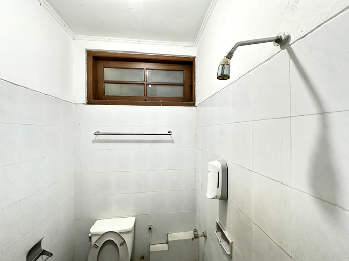 Bathroom 3, Hotel Dewi Sri Prawirotaman RedPartner, Yogyakarta