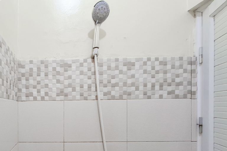 Bathroom 4, RedDoorz @ Andongkoe 64 Salatiga, Salatiga