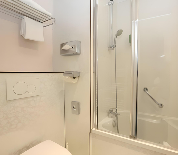 Bathroom 5, POMO Hotel & Restaurant, Isère