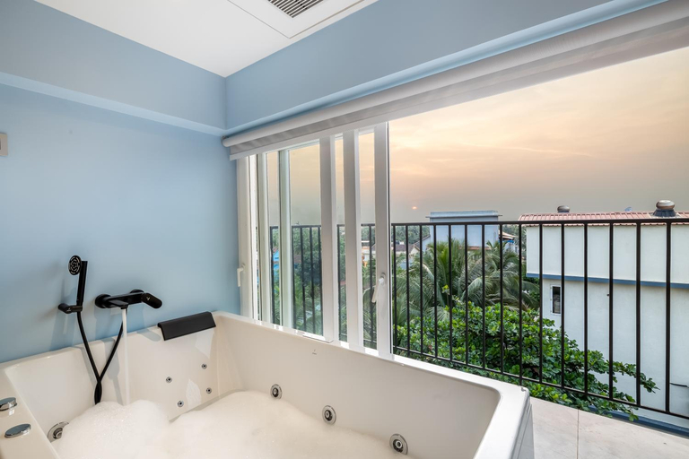 Bathroom 4, Clarion Hotel Ocean Palms Goa, North Goa