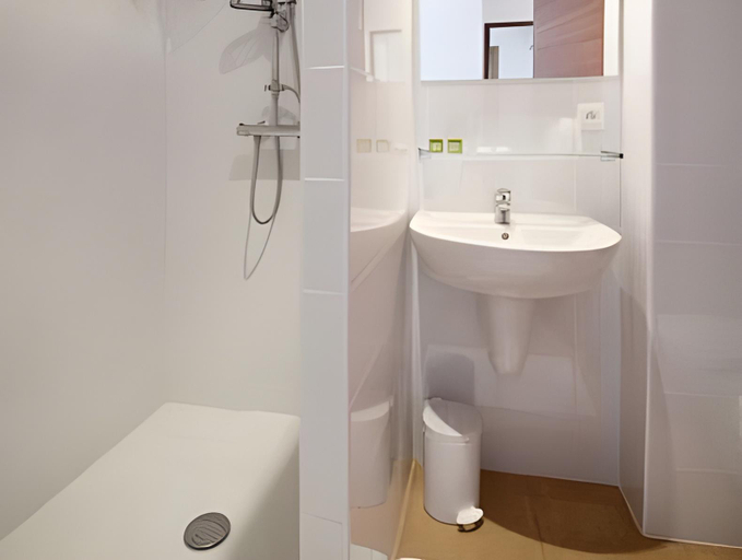 Bathroom 4, Logis Hotel Restaurant Le Cara Sol, Pyrénées-Orientales