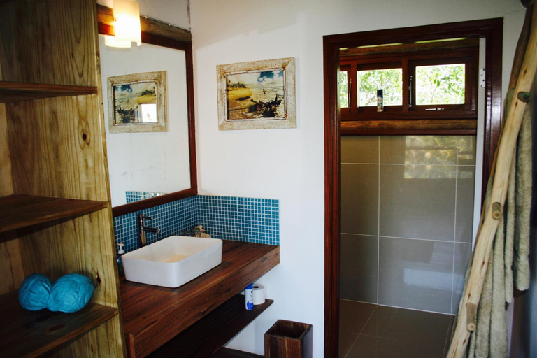 Bathroom 3, Travessia Beach Lodge, Morrumbene