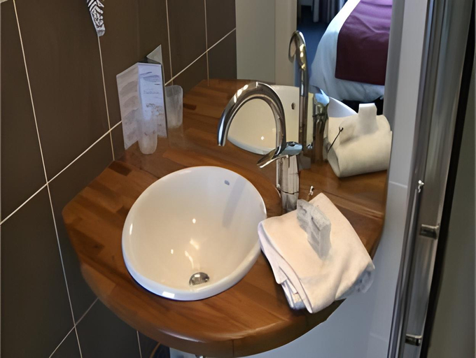 Bathroom 3, Escale Oceania Lorient, Morbihan