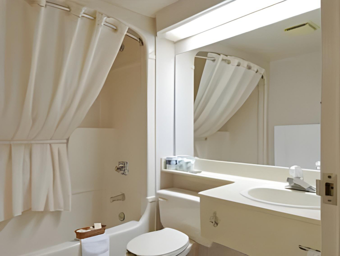 Bathroom 5, Comfort Inn Kapuskasing, Cochrane