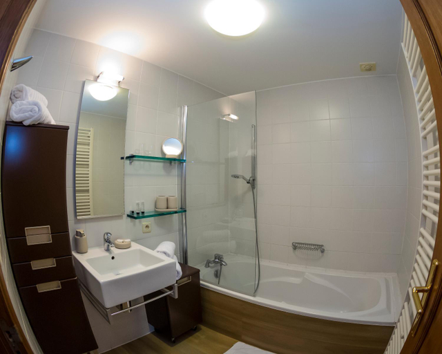 Bathroom 10