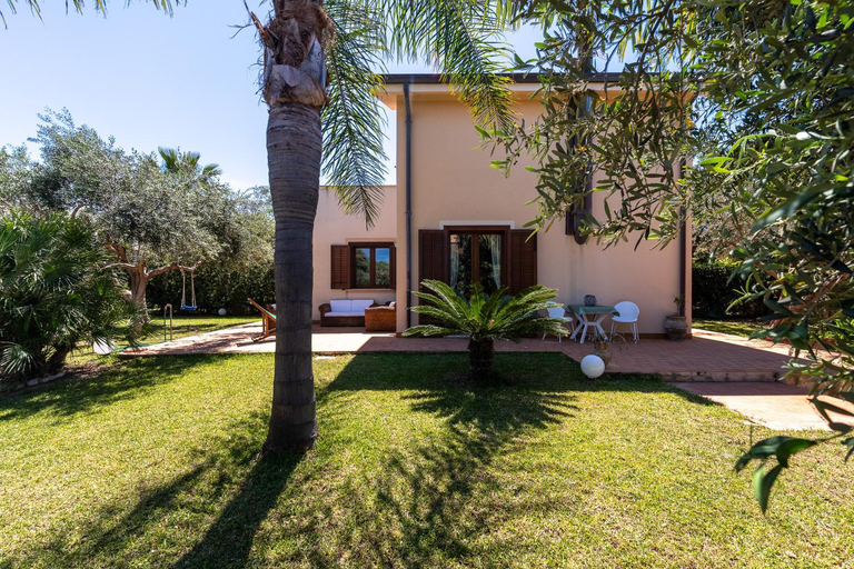 Exterior & Views 1, Deliziosa Villa a 500 metri dal mare con Piscina, Palermo