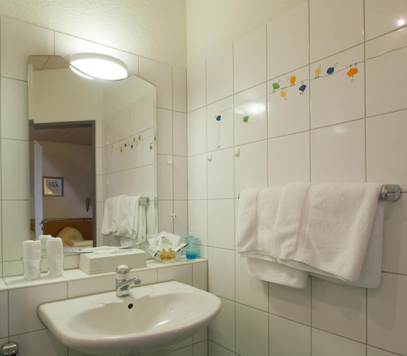 Bedroom 3, Seehotel Delphin, Kulm