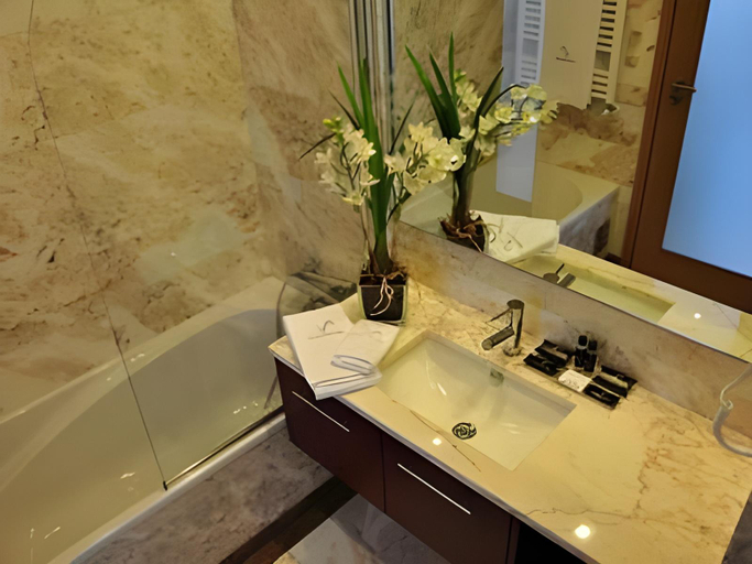 Bathroom 4, Flores Boutique Hotel & Spa, Porto
