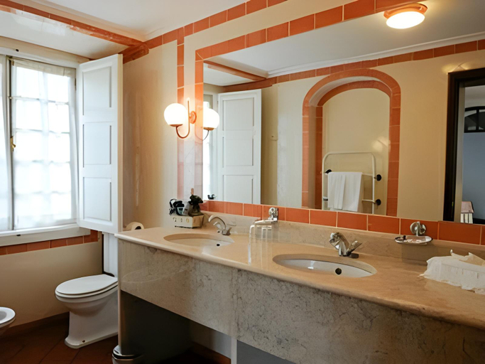 Bathroom 4, Lawrences Hotel, Sintra