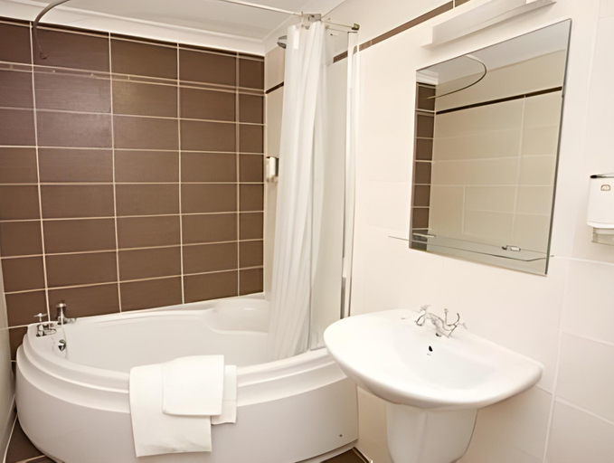 Bathroom 4, Best Western Queens Hotel, Dundee