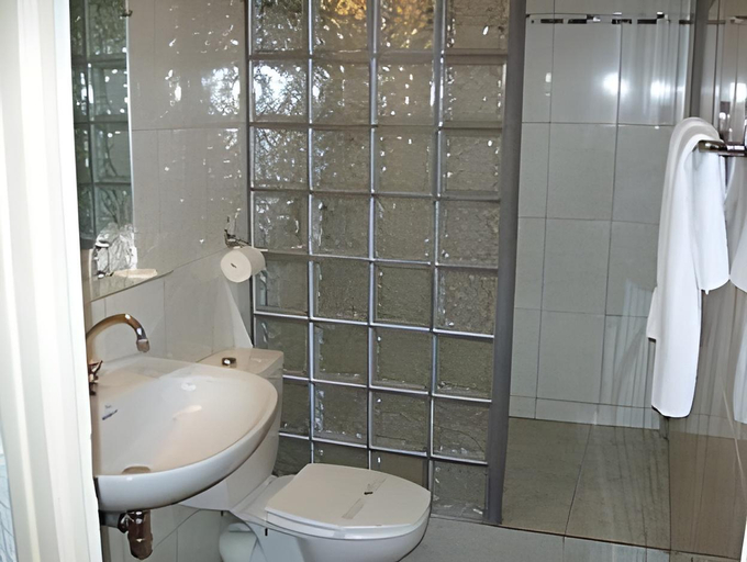 Bathroom 3, Hotel Triton, Pyrénées-Orientales