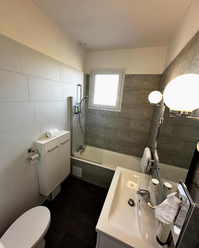 Bathroom 4, Hotel Le Passiflore, Charente