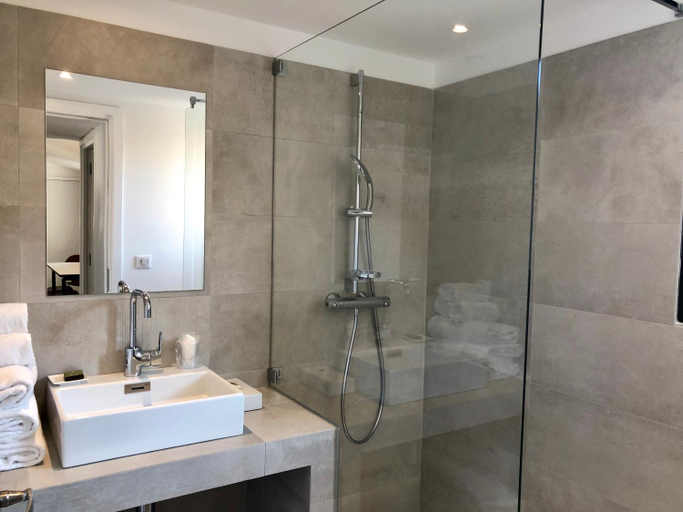 Bathroom 2, Les Appartements du Port, Corse-du-Sud