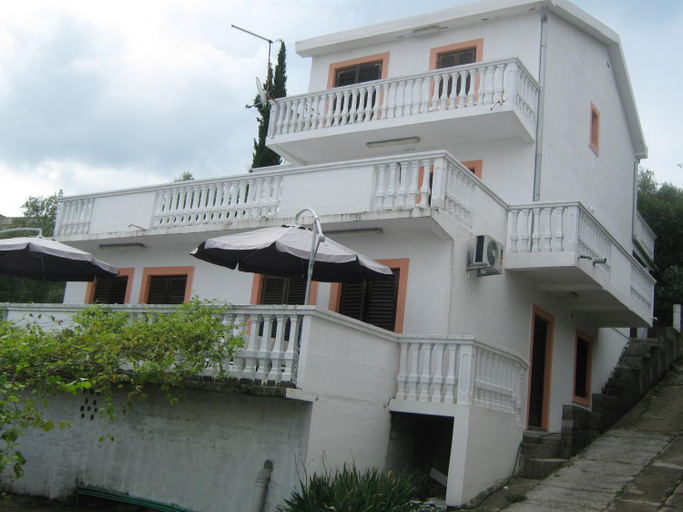 Others 4, Apartments Ceca