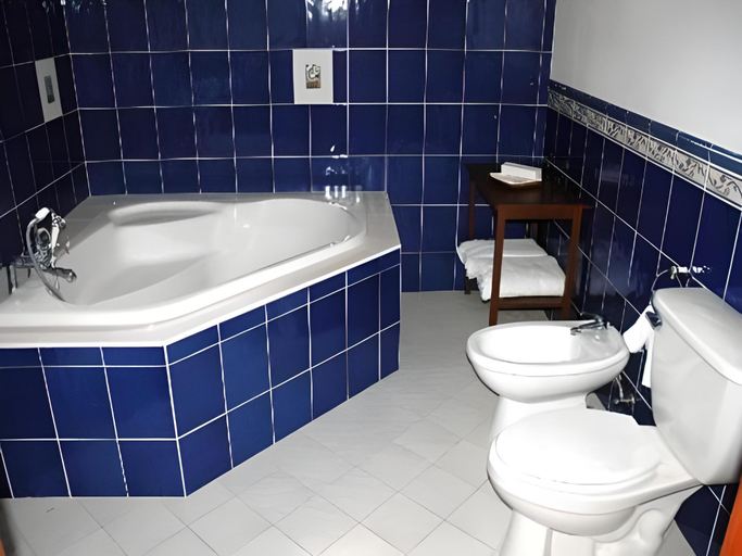 Bathroom 5, Las Flores Hotel, Catmon