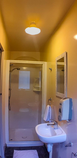 Bathroom, Tombstone Motel, Lodge & Backpacker, Marlborough