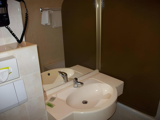 Bathroom 4, Logis Hotel Le Saint Georges, Vienne