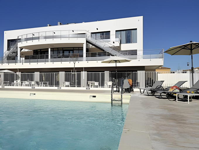Exterior & Views