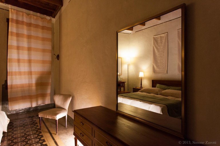 Bedroom 4, Piazza San Pantaleo, Sassari