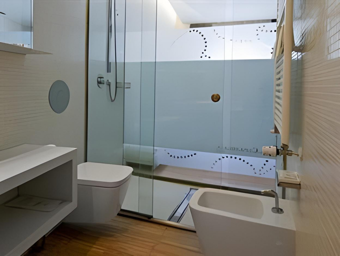 Bathroom 5, Hotel La Conchiglia, Rome