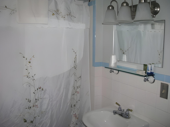 Bathroom 3, Colonial Inn & Creamery, Schuyler