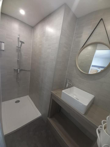 Bathroom 4, Hotel Le Picardy, Haute-Marne