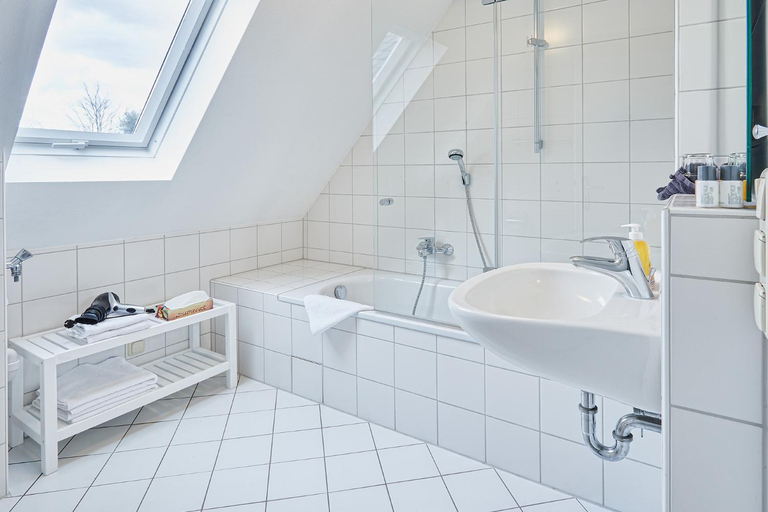 Bathroom 2, Gutshotel Baron Knyphausen, Rheingau-Taunus-Kreis