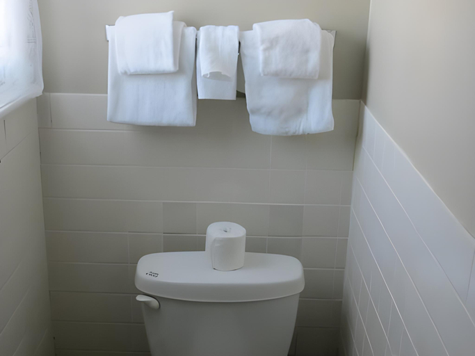 Bathroom 5, Kings Inn - Orillia, Simcoe
