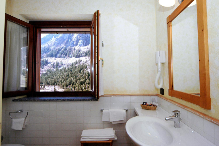 Bathroom 4, Hotel Alpechiara, Aosta