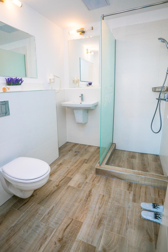 Bathroom 2, Club Waves - Vama Veche, Limanu