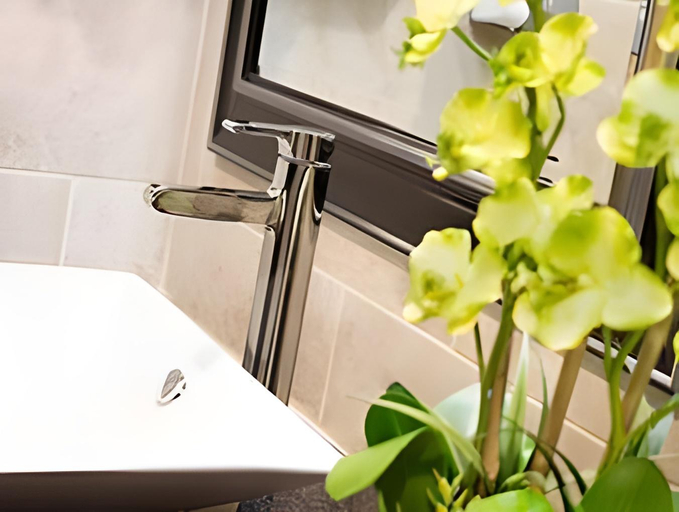 Bathroom 4, Quality Inn & Conference Centre, Renfrew