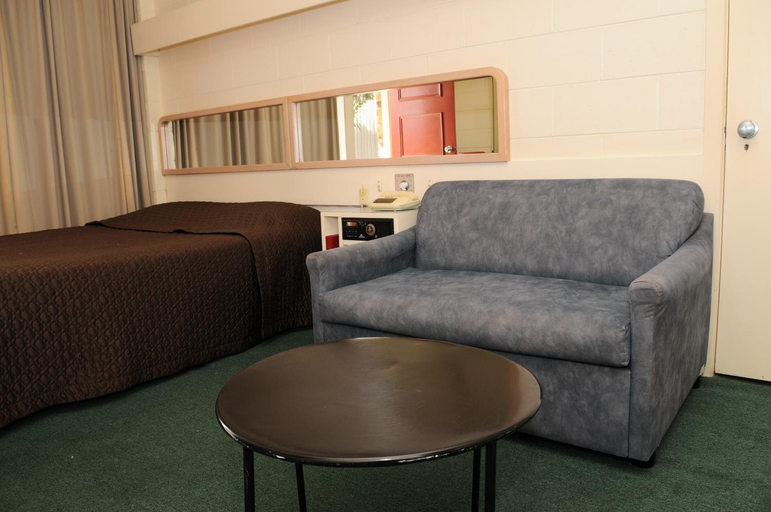 Others 5, Peninsula Motor Inn, Melbourne