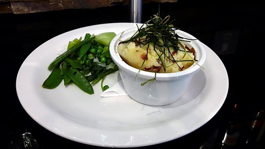 Food & Drinks 5, Nevis Bank Hotel , Highland