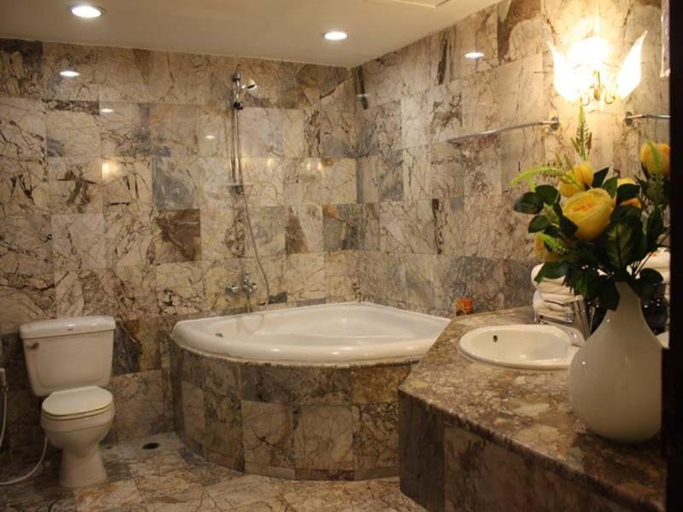 Bathroom 2, The Pinewood Residence, Pattaya
