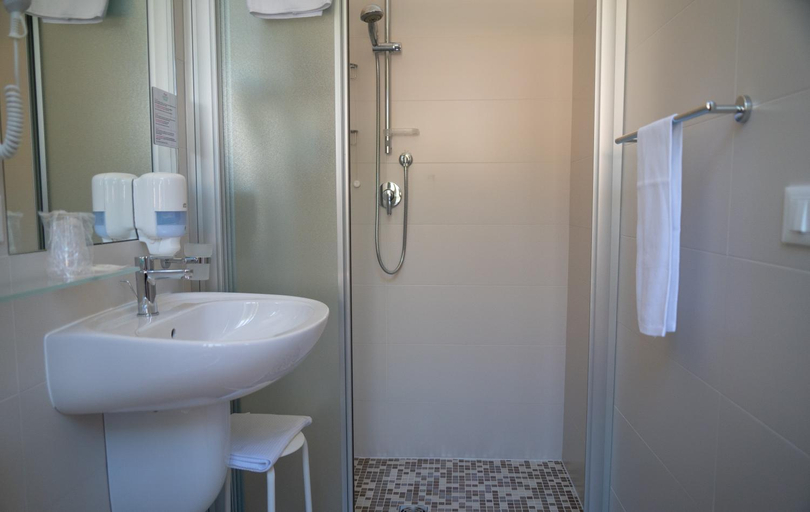 Bathroom 3, Hotel Quattro Palme, Teramo