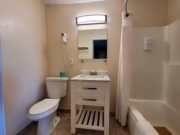 Bathroom 4, Budget Host Inn Niagara Falls, Niagara