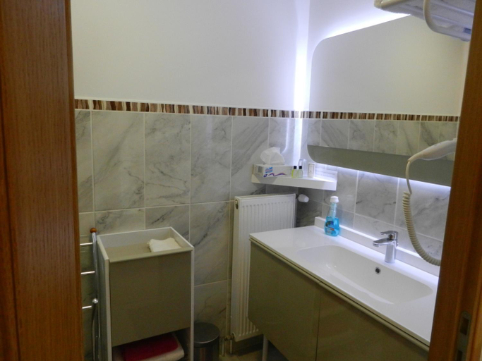 Bathroom 4, Hotel Les Charmilles de Mormal, Nord