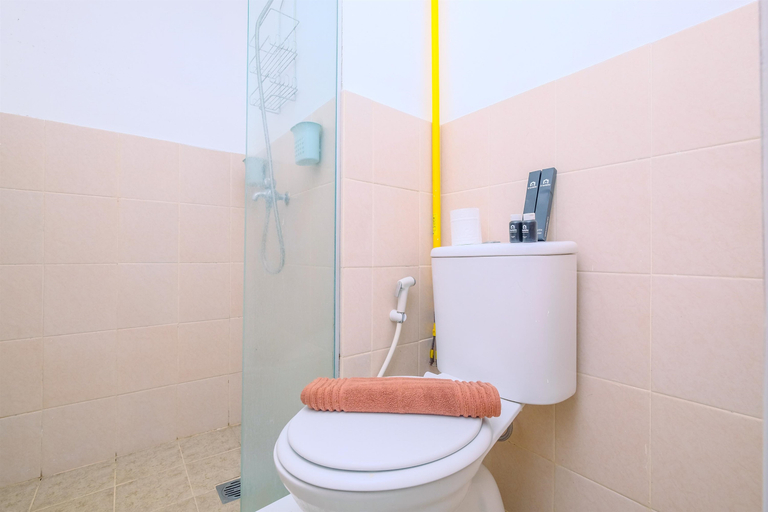 Bathroom 5, Simply Design 2BR at Podomoro Golf View Apartment By Travelio, Bogor