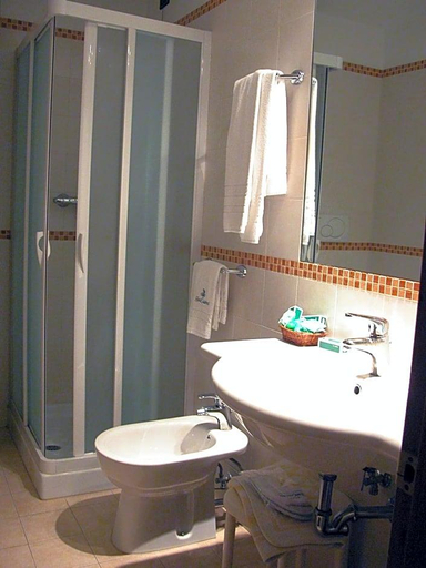 Bathroom 4, Calabresi, Ascoli Piceno